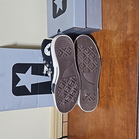 Sneakers - Picture 2 of 3